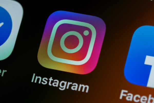 Nahaufnahme des Instagram-App-Symbols auf einem Smartphone-Bildschirm.