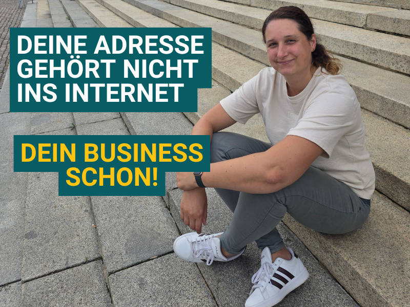 Lisa sitz freundlich auf einer Steintreppe links ein Schriftzug Deine Adresse gehört nicht ins Internet dein Business schon!