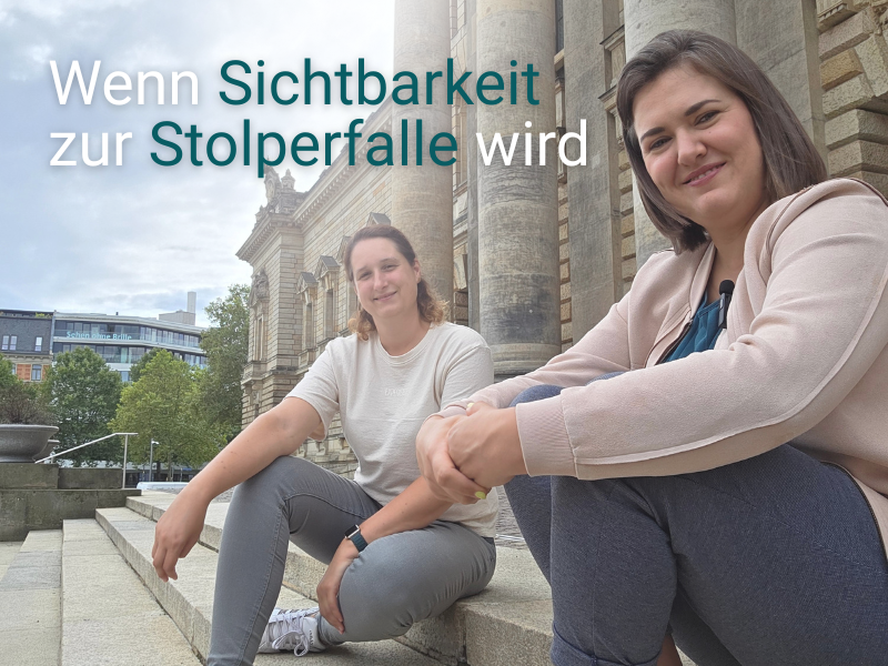 Die beiden Gründer sitzen auf Steinstufen vor einem Gebäude lächeln in die Kamera mit Schriftzug Wenn Sichtbarkeit zur Stolperfalle wird